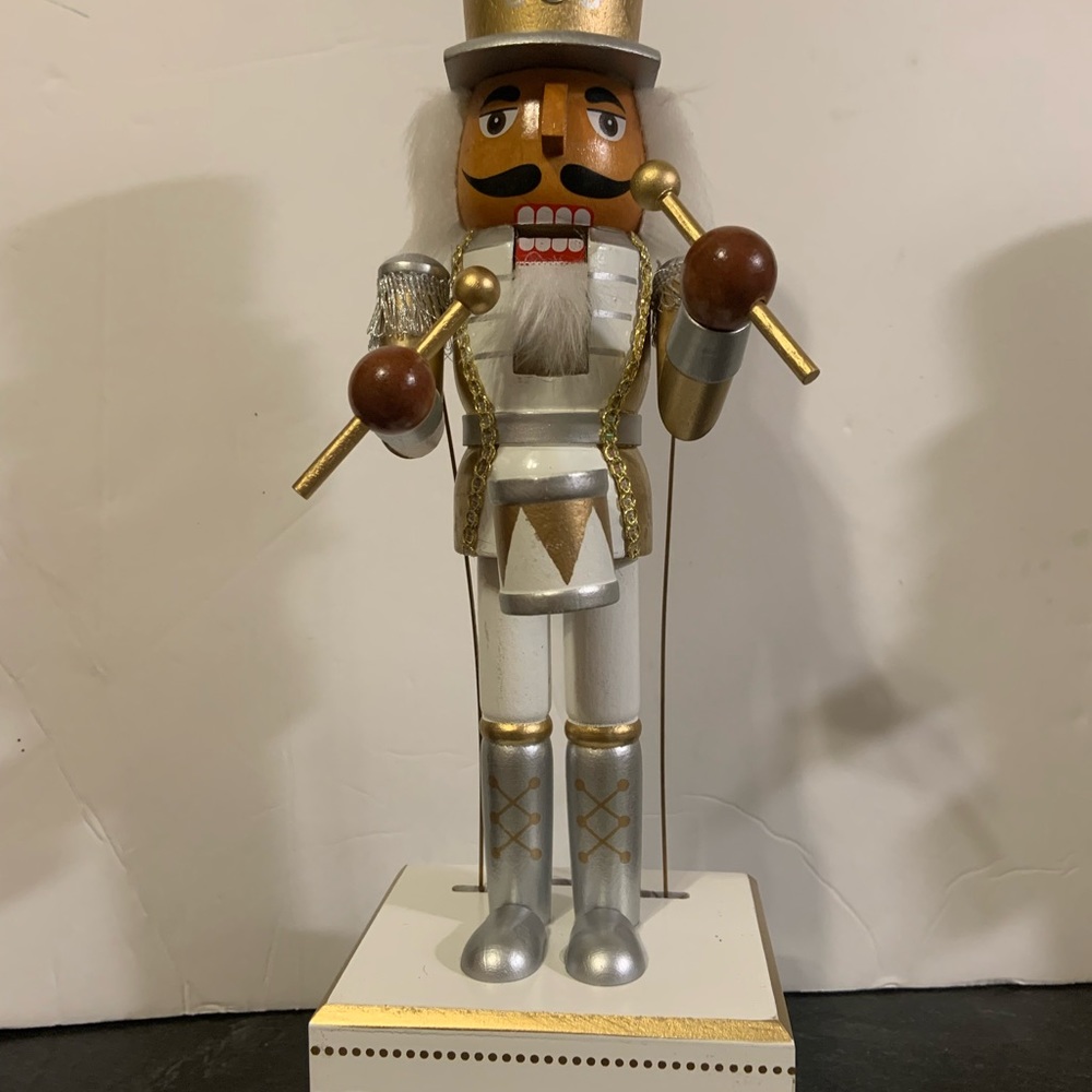 🎵 African-American drummer 🎵 Nutcracker music box